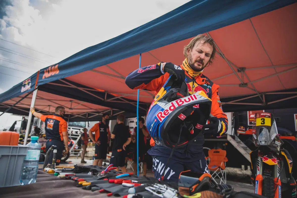 Dakar 2021. 1a Tappa. Labirinto Bisha. Salgono Price, KTM, e Sainz, Mini (5)