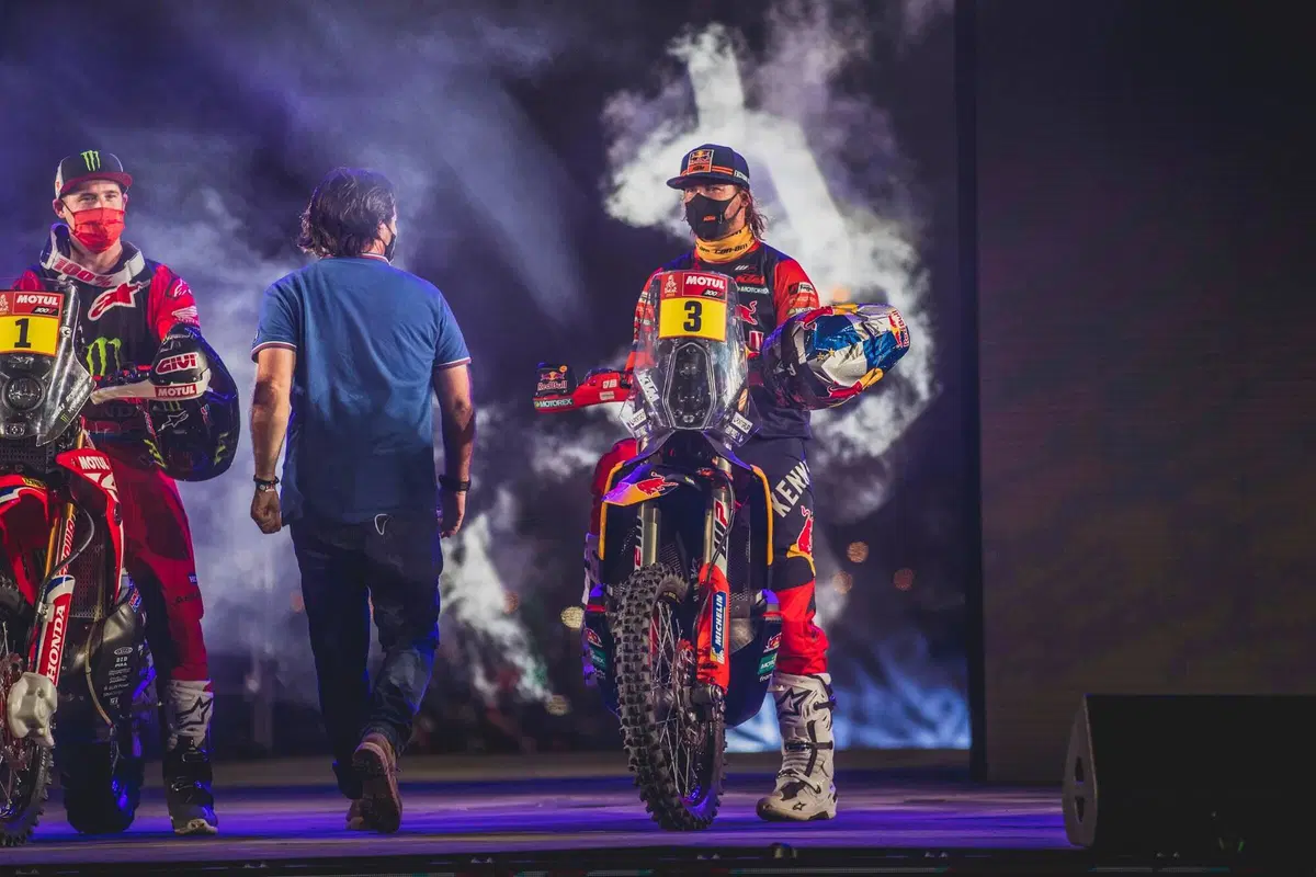 Dakar 2021. 1a Tappa. Labirinto Bisha. Salgono Price, KTM, e Sainz, Mini (6)
