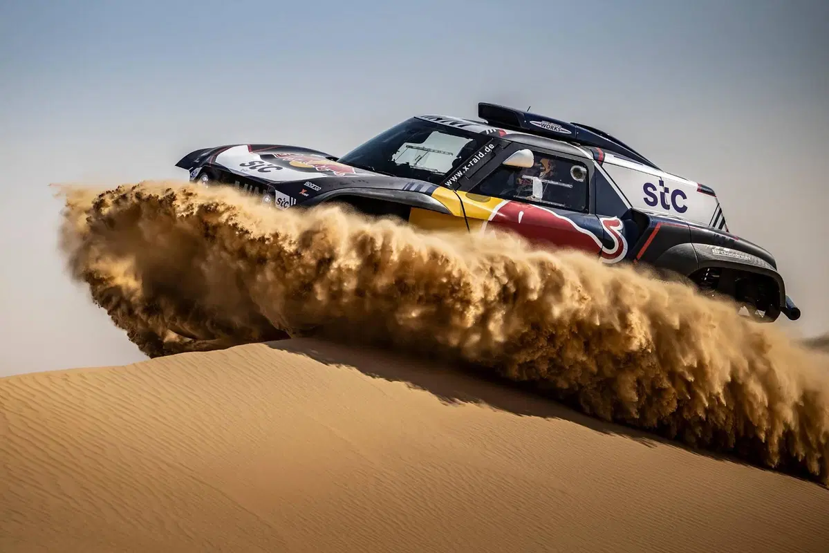 Dakar 2021. 1a Tappa. Labirinto Bisha. Salgono Price, KTM, e Sainz, Mini (7)