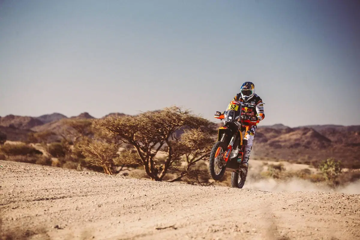 Dakar 2021. 1a Tappa. Labirinto Bisha. Salgono Price, KTM, e Sainz, Mini (8)