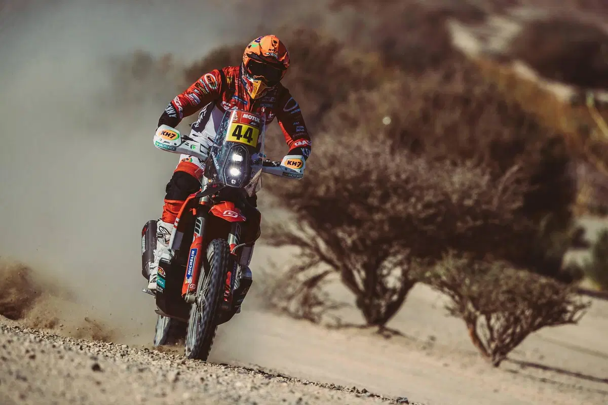 Dakar 2021. 1a Tappa. Labirinto Bisha. Salgono Price, KTM, e Sainz, Mini (9)
