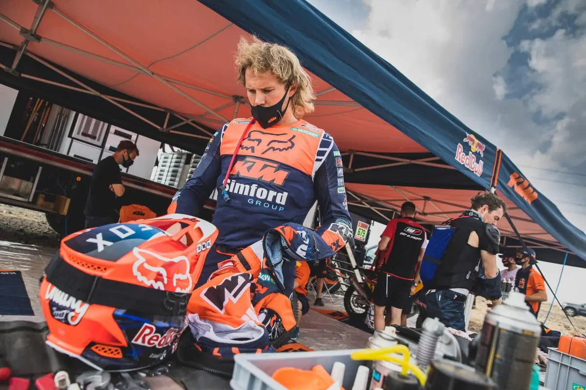 Dakar 2021. 1a Tappa. Labirinto Bisha. Salgono Price, KTM, e Sainz, Mini (11)