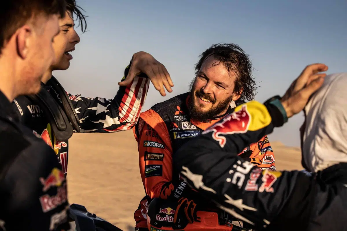 Dakar 2021. 1a Tappa. Labirinto Bisha. Salgono Price, KTM, e Sainz, Mini