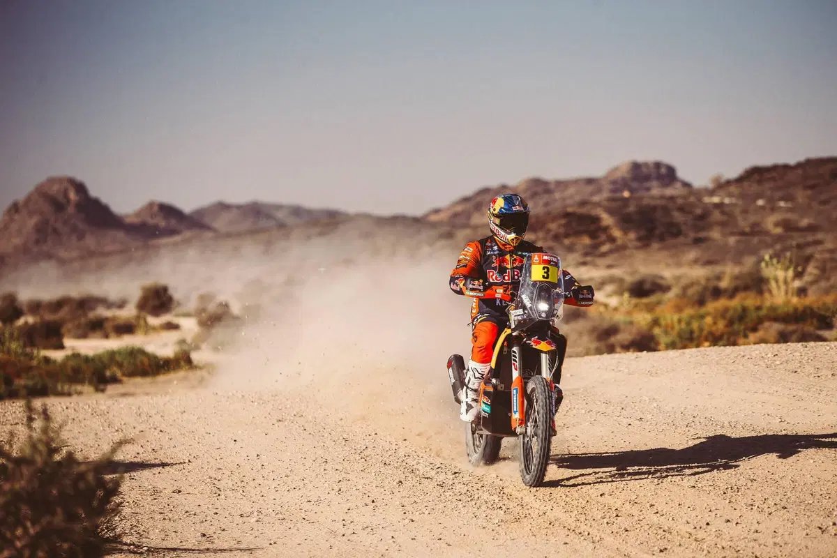 Dakar 2021. 1a Tappa. Labirinto Bisha. Salgono Price, KTM, e Sainz, Mini (14)