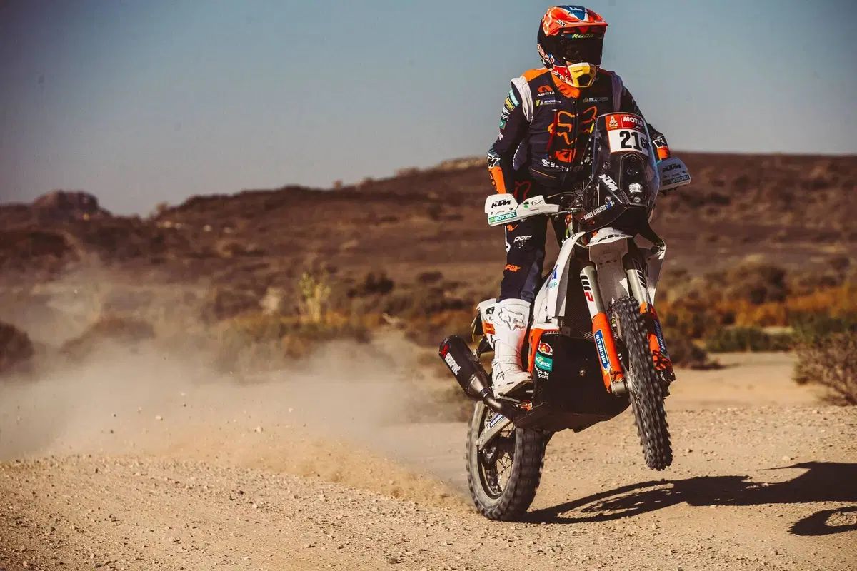 Dakar 2021. 1a Tappa. Labirinto Bisha. Salgono Price, KTM, e Sainz, Mini (16)