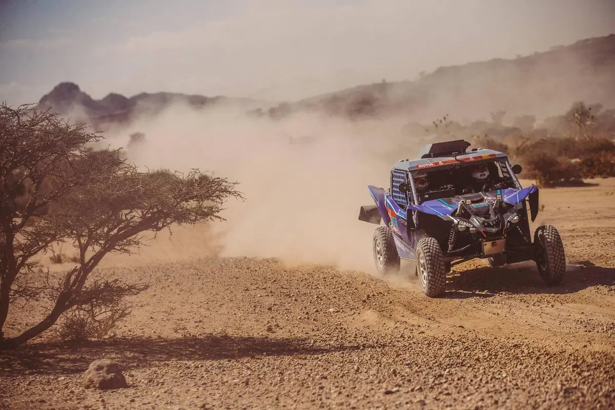 Dakar 2021. 1a Tappa. Labirinto Bisha. Salgono Price, KTM, e Sainz, Mini (17)