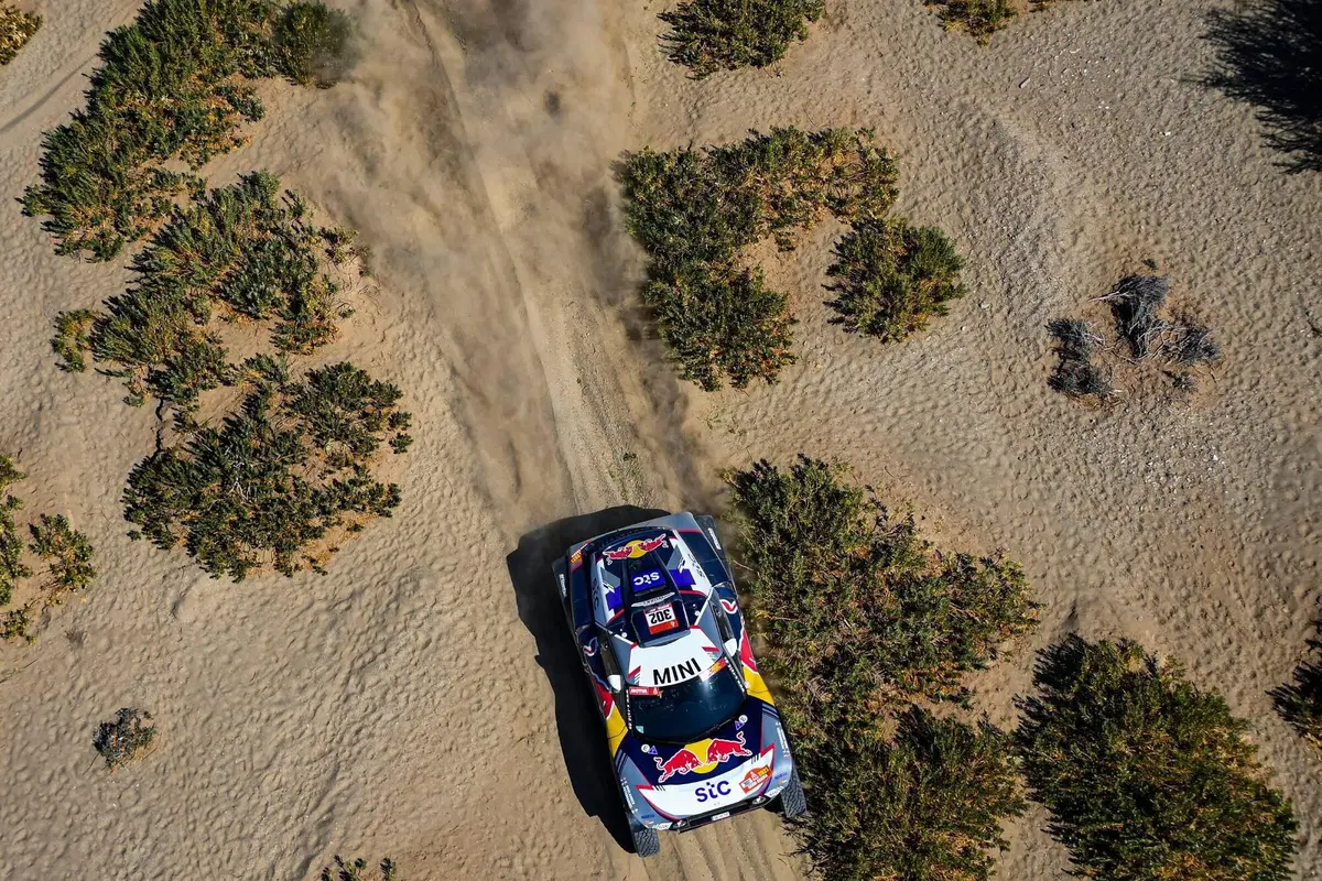 Dakar 2021. 1a Tappa. Labirinto Bisha. Salgono Price, KTM, e Sainz, Mini (18)
