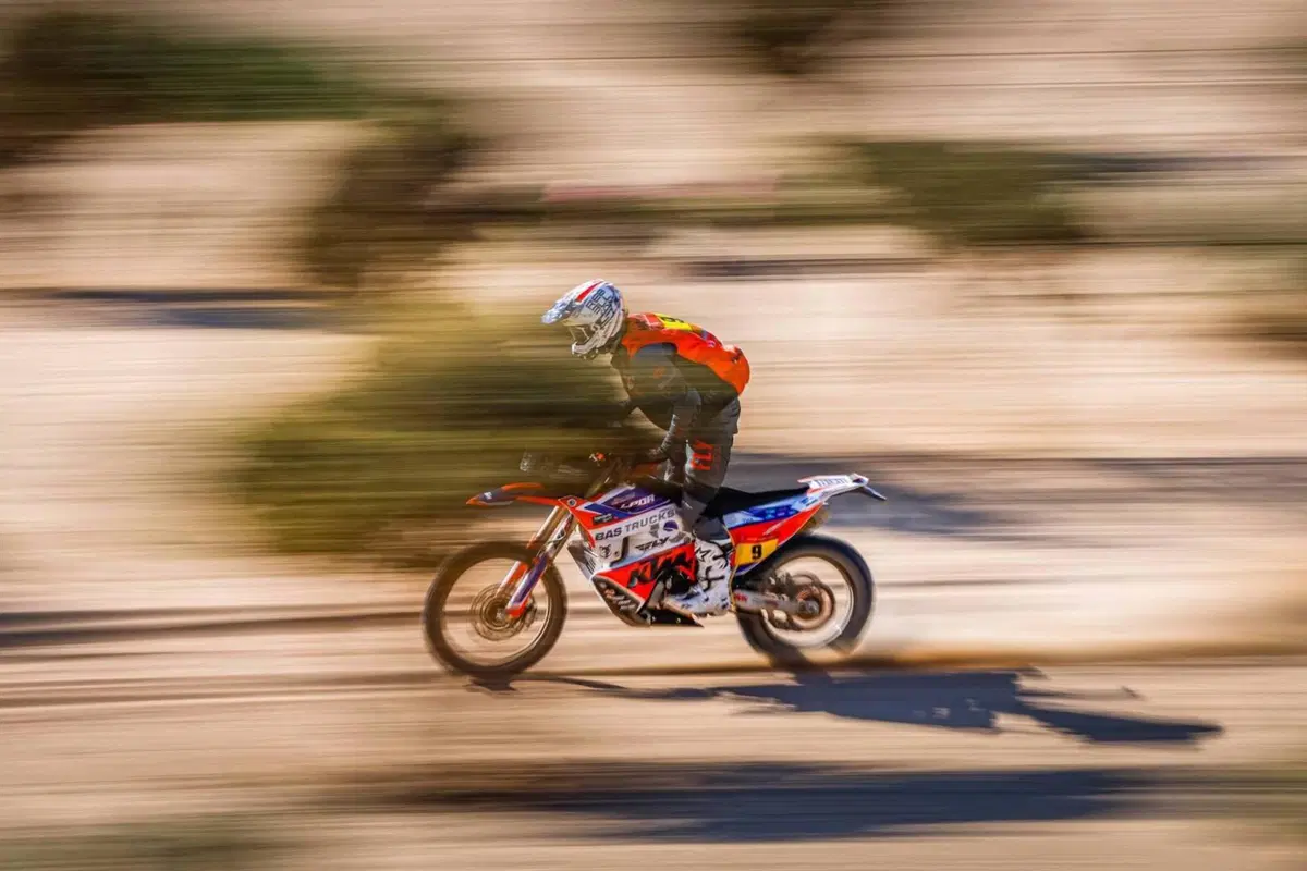 Dakar 2021. 1a Tappa. Labirinto Bisha. Salgono Price, KTM, e Sainz, Mini (19)