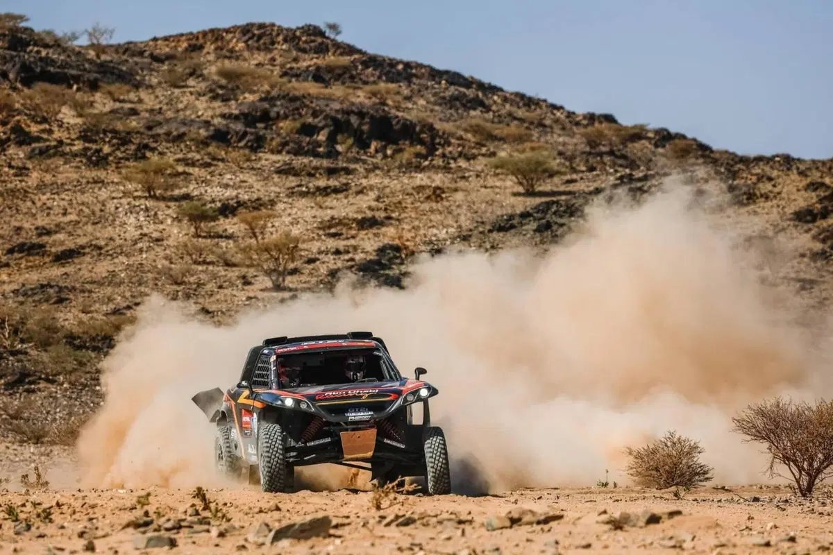 Dakar 2021. 1a Tappa. Labirinto Bisha. Salgono Price, KTM, e Sainz, Mini (21)