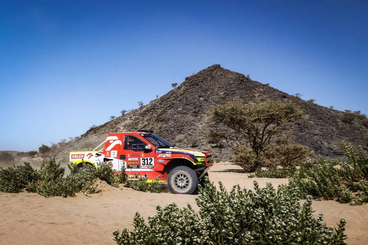 Dakar 2021. 1a Tappa. Labirinto Bisha. Salgono Price, KTM, e Sainz, Mini (24)