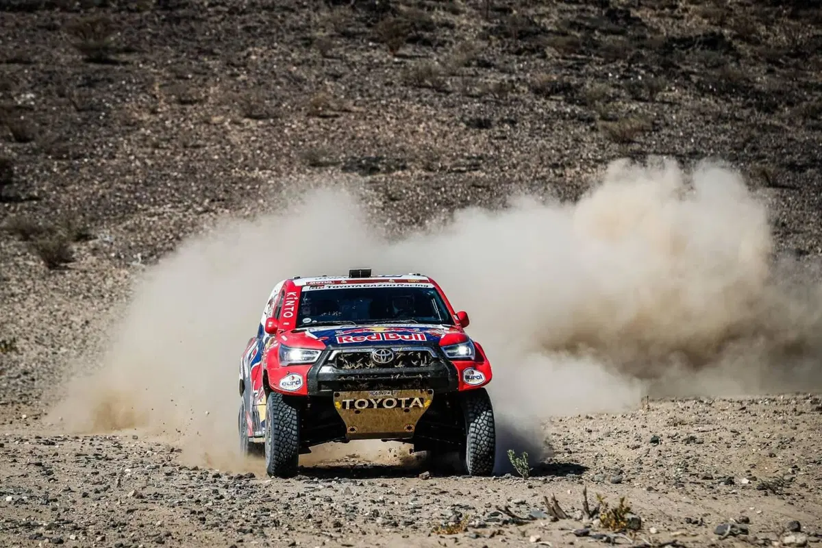 Dakar 2021. 1a Tappa. Labirinto Bisha. Salgono Price, KTM, e Sainz, Mini (26)