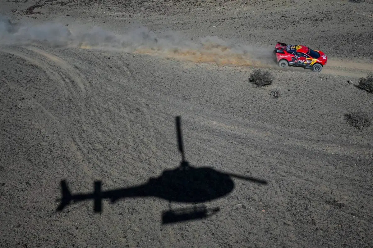 Dakar 2021. 1a Tappa. Labirinto Bisha. Salgono Price, KTM, e Sainz, Mini (27)