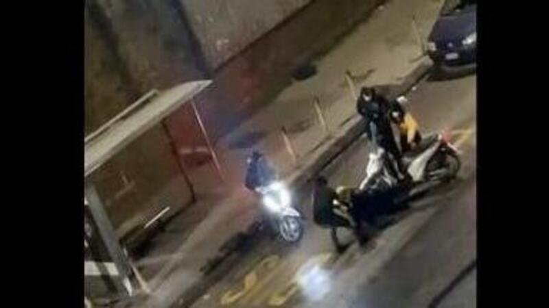 Video choc: rider rapinato e pestato in strada a Napoli [VIDEO]