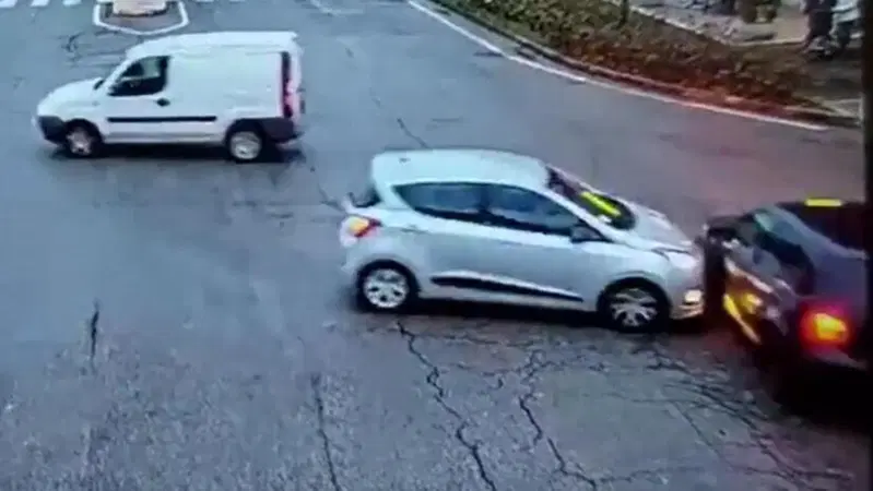 Verona: passa col rosso, tampona auto e sfiora un passeggino [VIDEO]
