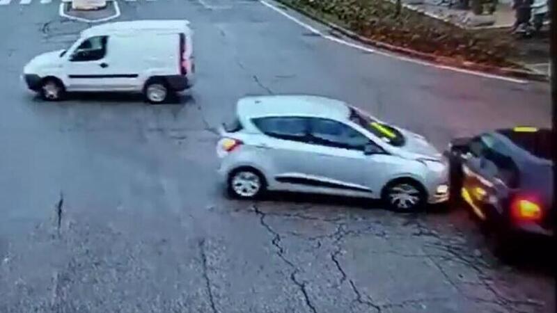 Verona: passa col rosso, tampona auto e sfiora un passeggino [VIDEO]