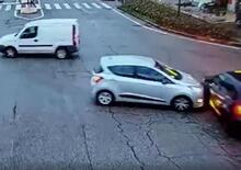 Verona: passa col rosso, tampona auto e sfiora un passeggino [VIDEO]