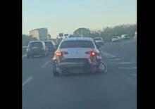 L’Alfa Romeo che non muore mai: è distrutta, ma ancora marciante sulle strade di Napoli [VIDEO]