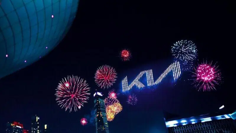Kia presenta il nuovo logo con fuochi d'artificio da record
