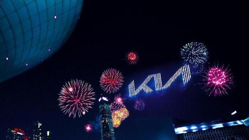 Kia presenta il nuovo logo con fuochi d&#039;artificio da record