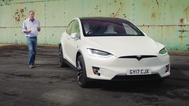 Jeremy Clarkson &egrave; entusiasta di Tesla Model X e sfida un'Audi R8.. [VIDEO]