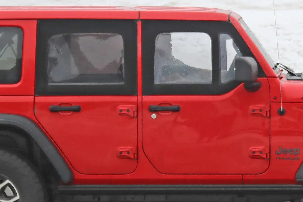 Jeep Wrangler Unlimited, Mezze porte: eccolo in foto (spia) MY2021 (2)