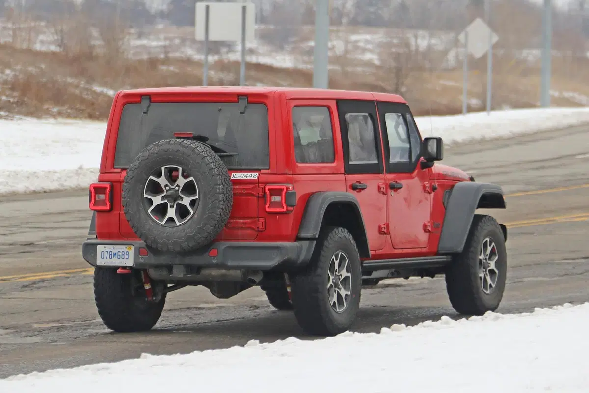 Jeep Wrangler Unlimited, Mezze porte: eccolo in foto (spia) MY2021 (5)