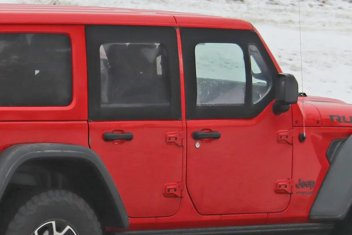 Jeep Wrangler Unlimited, Mezze porte: eccolo in foto (spia) MY2021 (4)