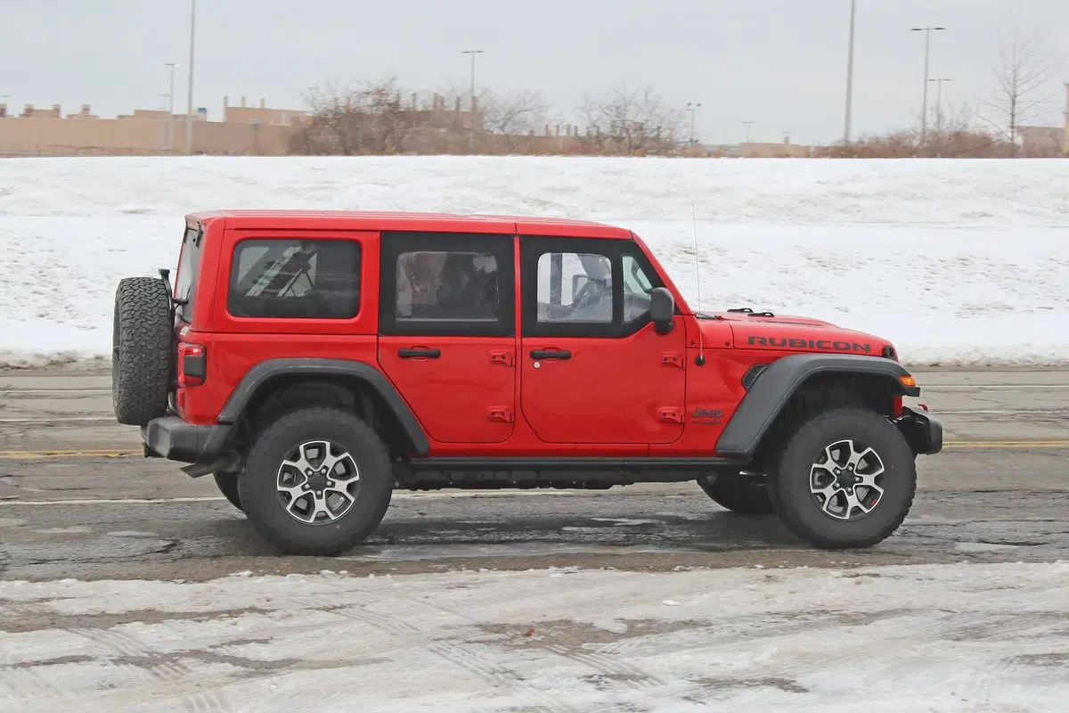 Jeep Wrangler Unlimited, Mezze porte: eccolo in foto (spia) MY2021 (6)