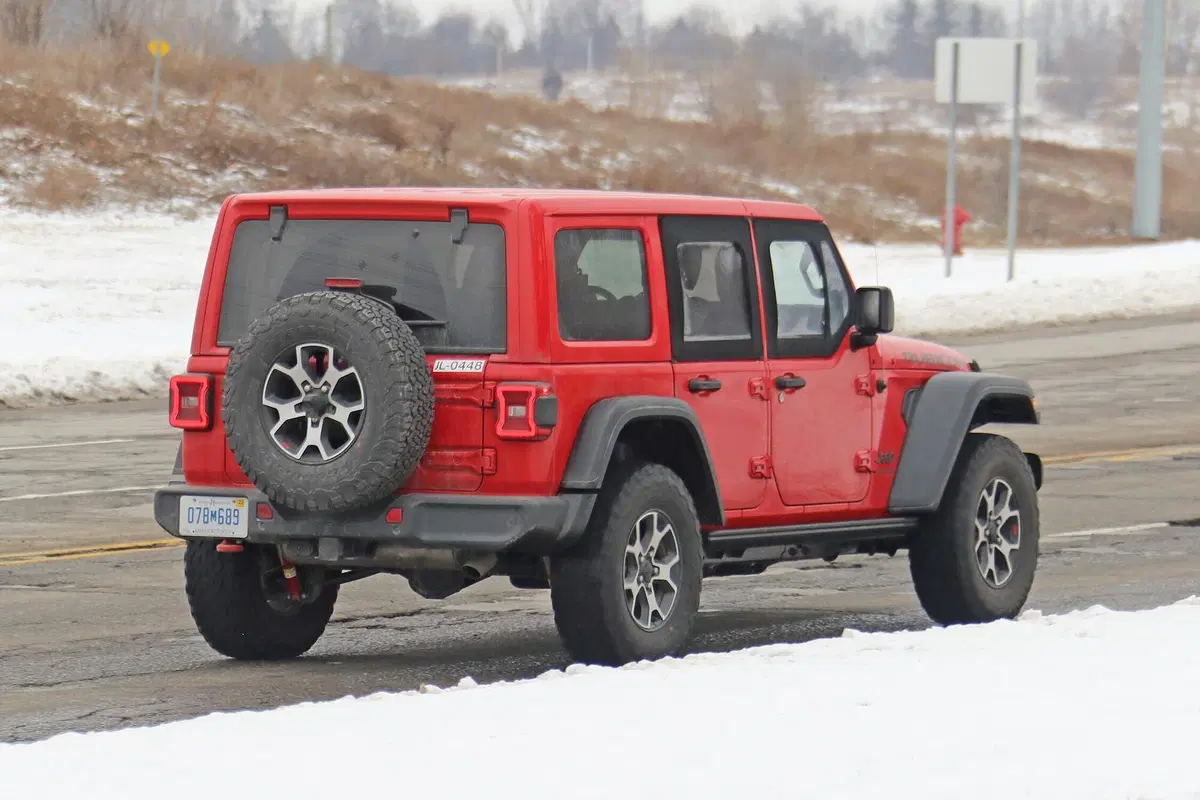 Jeep Wrangler Unlimited, Mezze porte: eccolo in foto (spia) MY2021 (7)