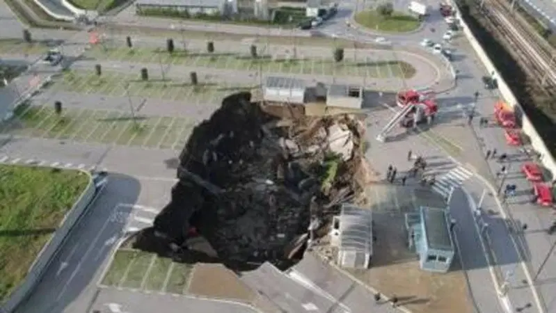Napoli: si apre voragine nel parcheggio dell'ospedale del Mare di Ponticelli [VIDEO]