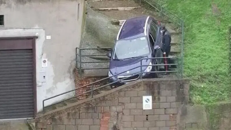 Sacerdote tradito dal navigatore finisce con l&rsquo;auto su una scalinata