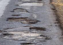 Buche sulla strada ad Alessandria: 15 cm di profondità e slalom per evitare danni [video]