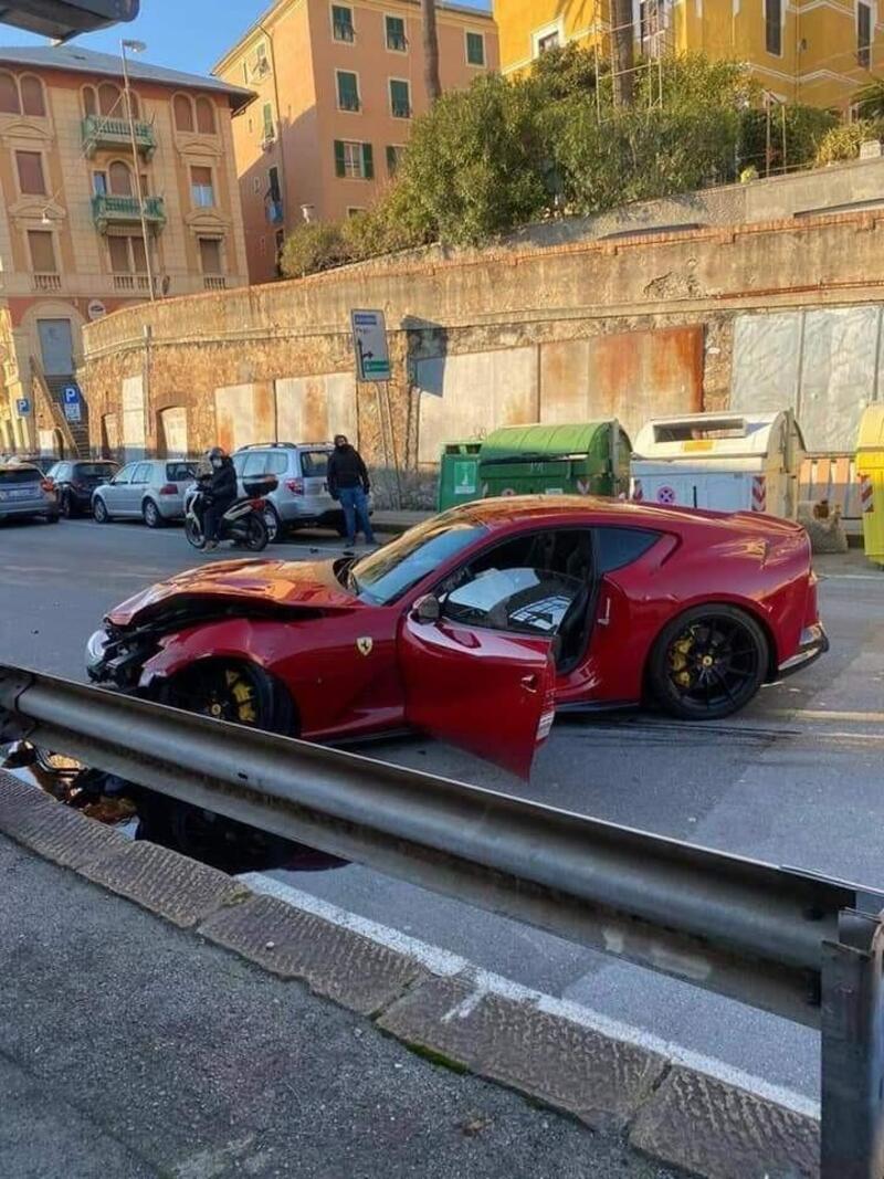 Genova: addetto dell&rsquo;autolavaggio si schianta con la Ferrari del calciatore Marchetti [FOTOGALLERY]