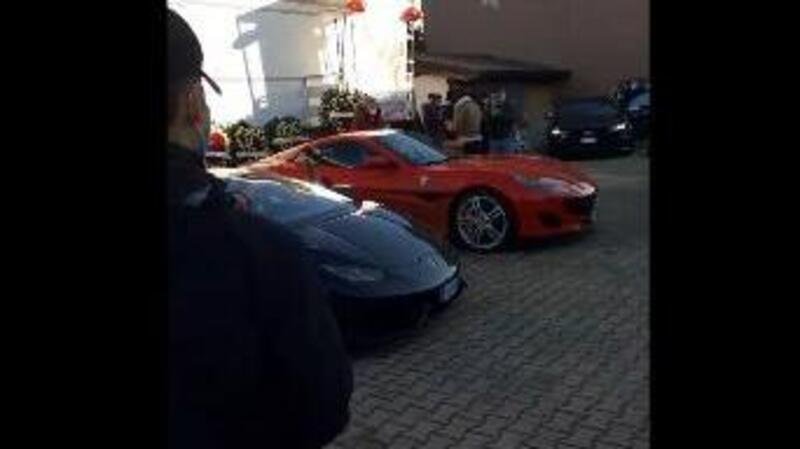 Funerale degli zingari Sinti si trasforma in un raduno: Ferrari e Lamborghini tra sfarzo e sgasate [VIDEO]