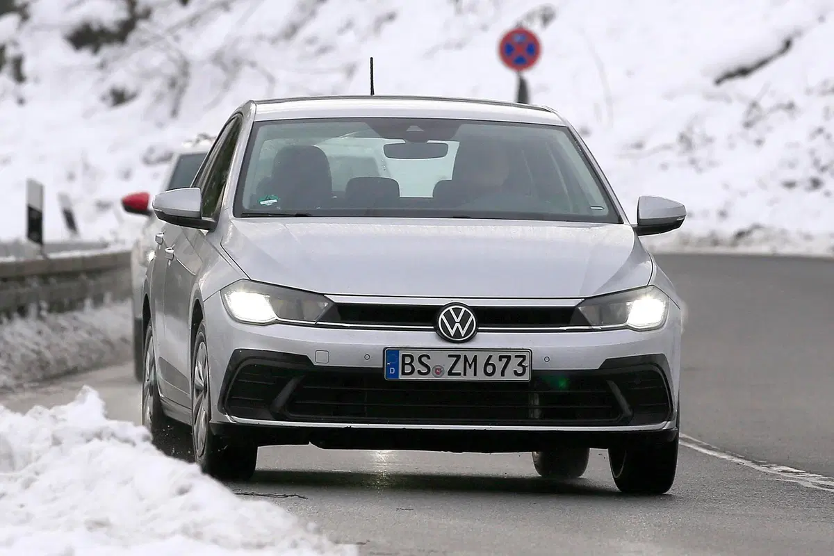Volkswagen Polo restyling, le foto spia (2)
