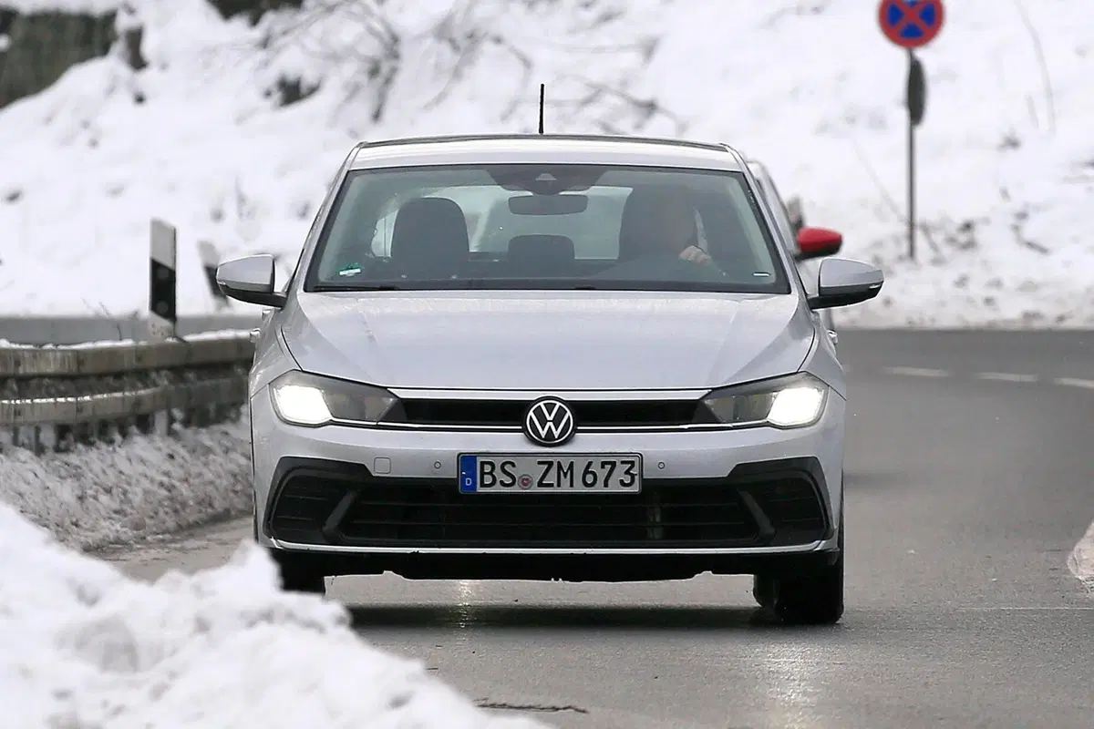 Volkswagen Polo restyling, le foto spia (4)