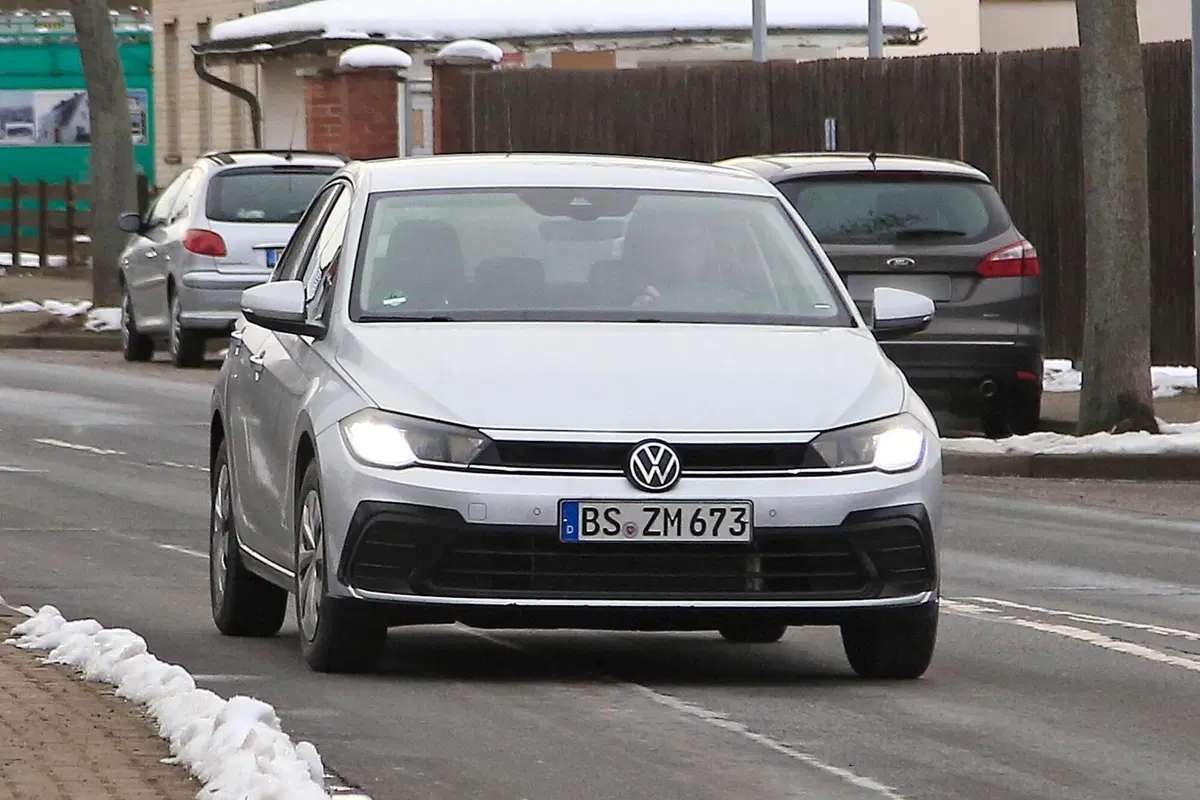 Volkswagen Polo restyling, le foto spia (9)