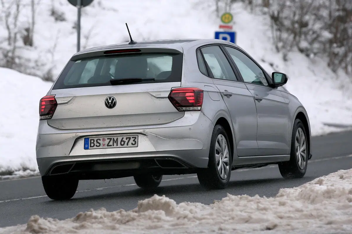 Volkswagen Polo restyling, le foto spia (11)
