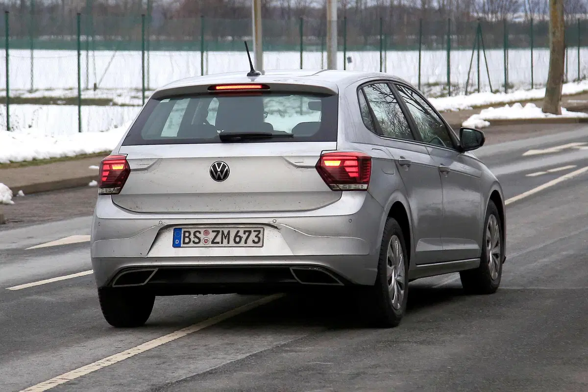 Volkswagen Polo restyling, le foto spia (23)