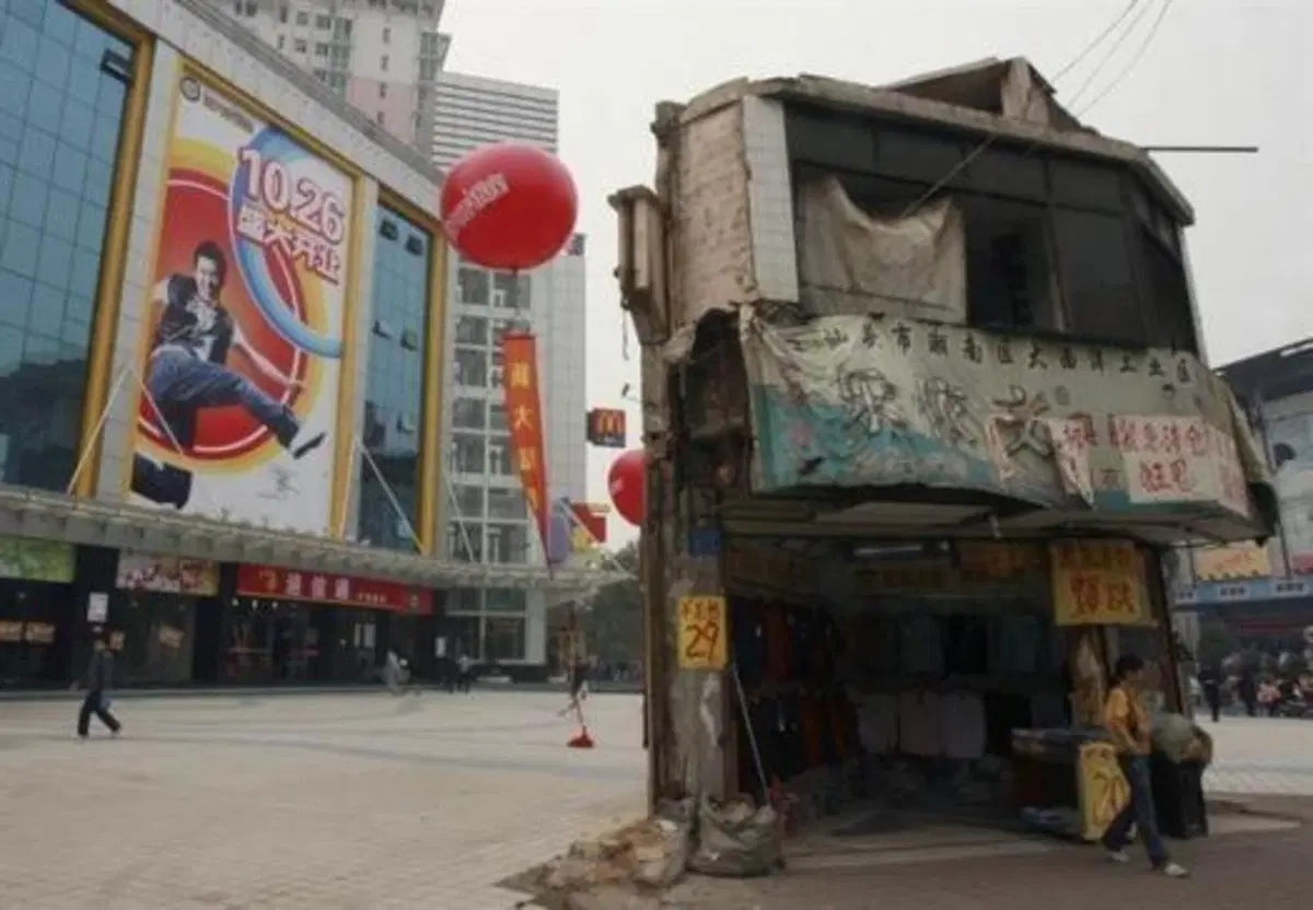 Le "case chiodo" in Cina: i proprietari non vendono e bloccano le strade (3)