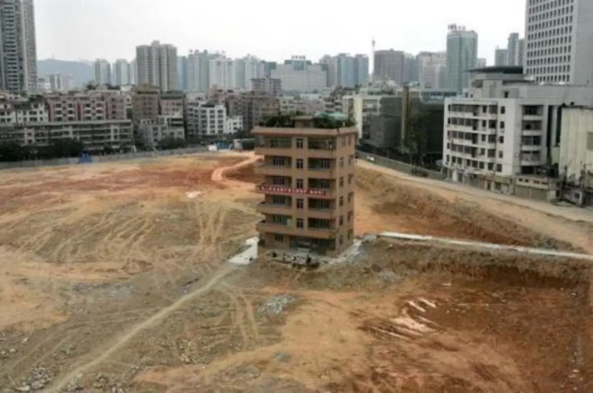 Le "case chiodo" in Cina: i proprietari non vendono e bloccano le strade (4)
