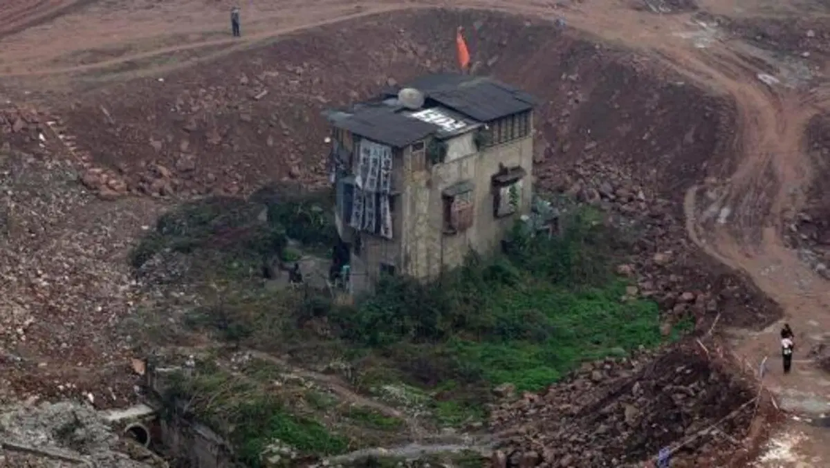 Le "case chiodo" in Cina: i proprietari non vendono e bloccano le strade (5)