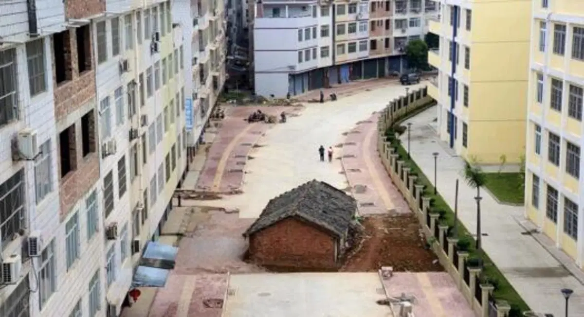 Le "case chiodo" in Cina: i proprietari non vendono e bloccano le strade (7)