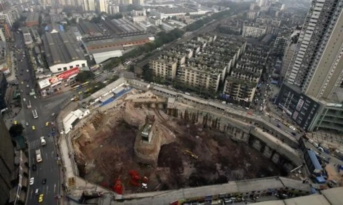Le "case chiodo" in Cina: i proprietari non vendono e bloccano le strade (9)