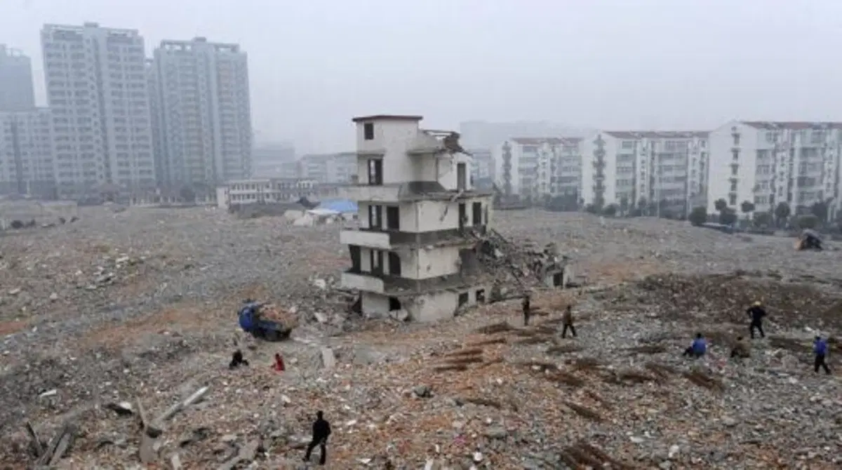 Le "case chiodo" in Cina: i proprietari non vendono e bloccano le strade (10)