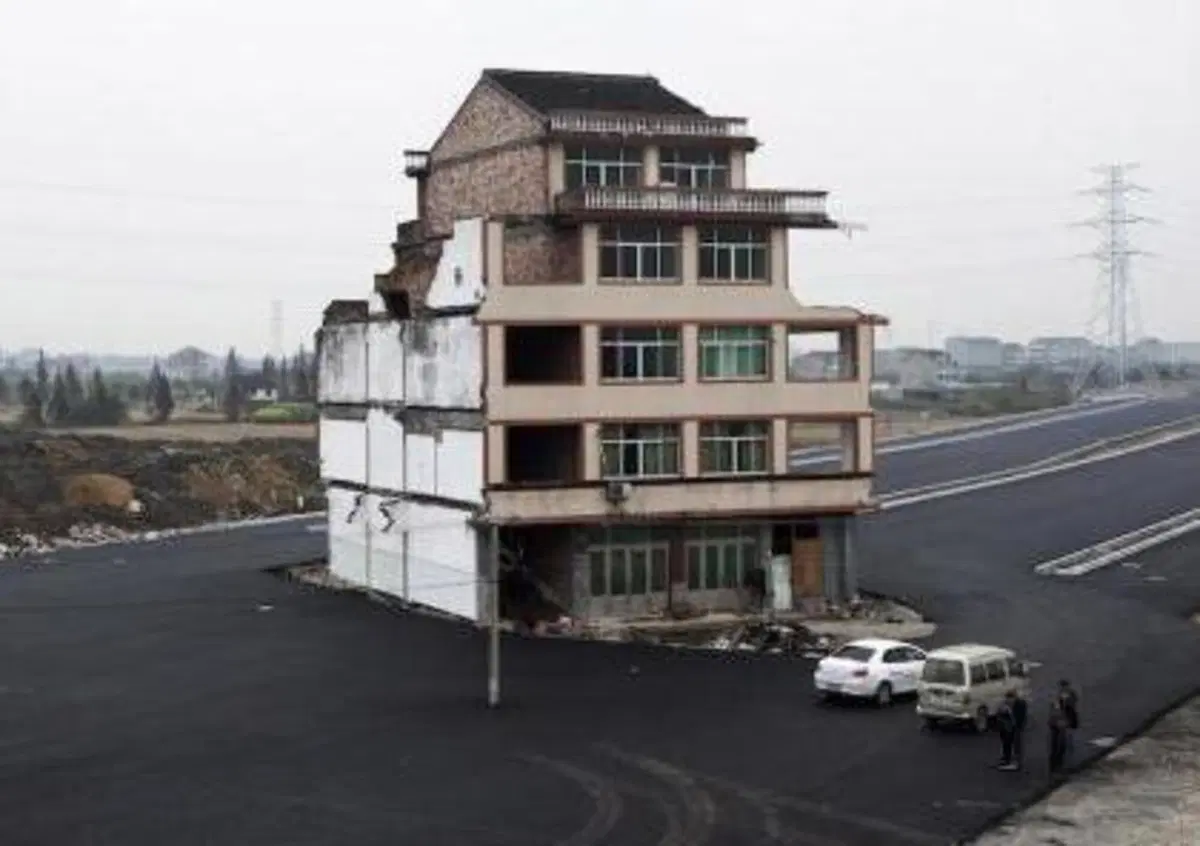 Le "case chiodo" in Cina: i proprietari non vendono e bloccano le strade