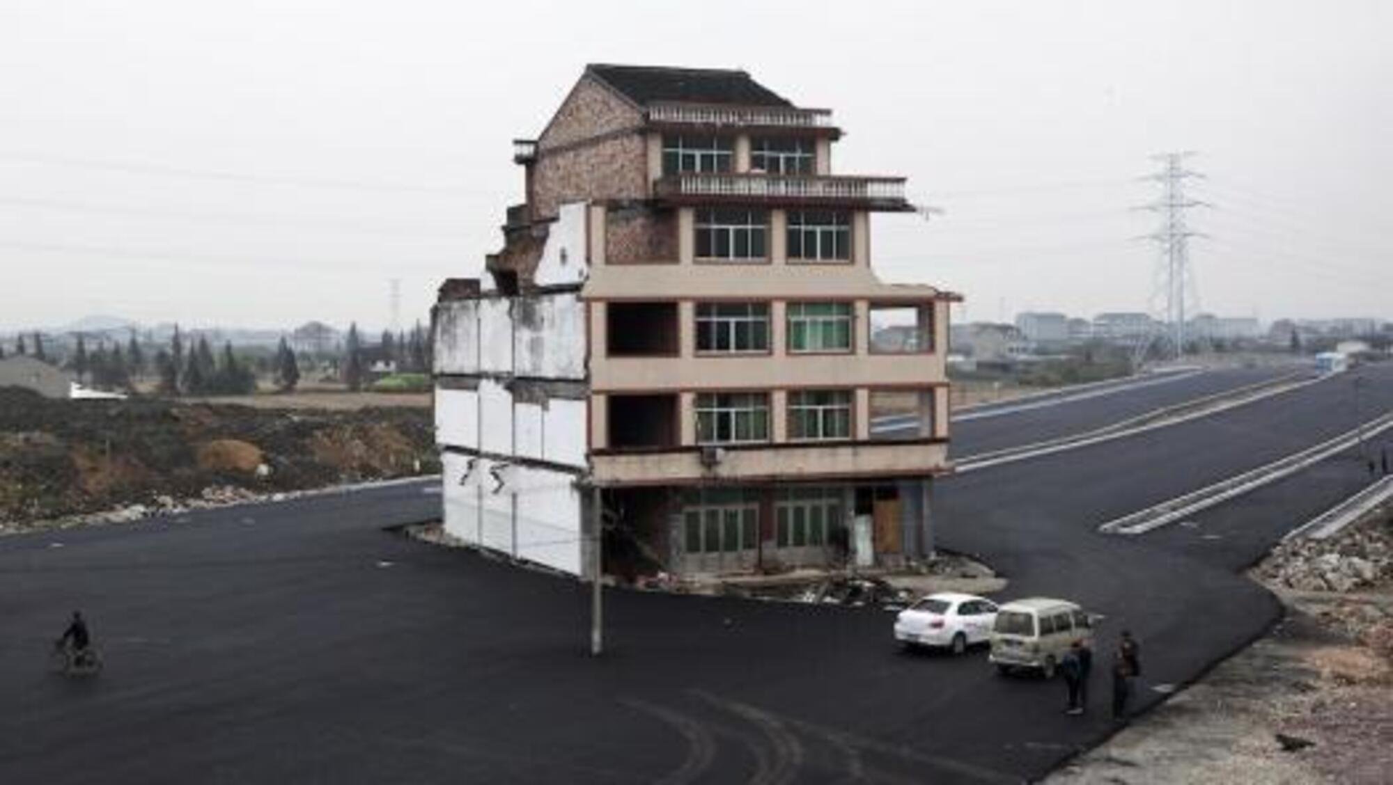 Le &quot;case chiodo&quot; in Cina: i proprietari non vendono e bloccano le strade