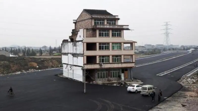 Le "case chiodo" in Cina: i proprietari non vendono e bloccano le strade