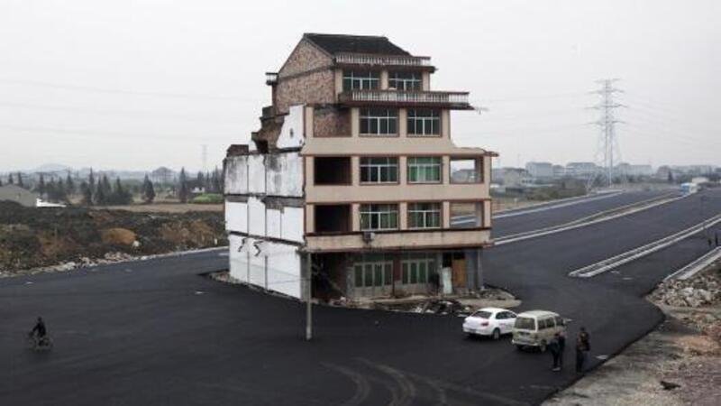Le &quot;case chiodo&quot; in Cina: i proprietari non vendono e bloccano le strade