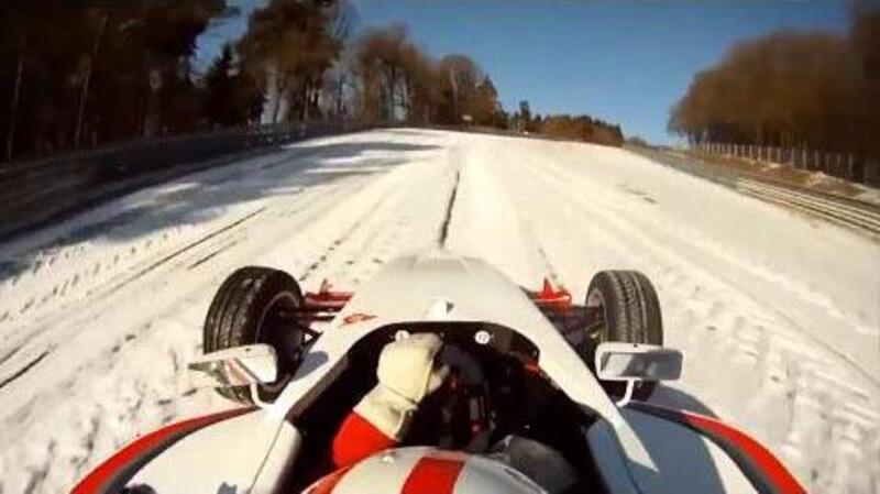 Neve al N&uuml;rburgring? La monoposto sfreccia come una slitta [Video]